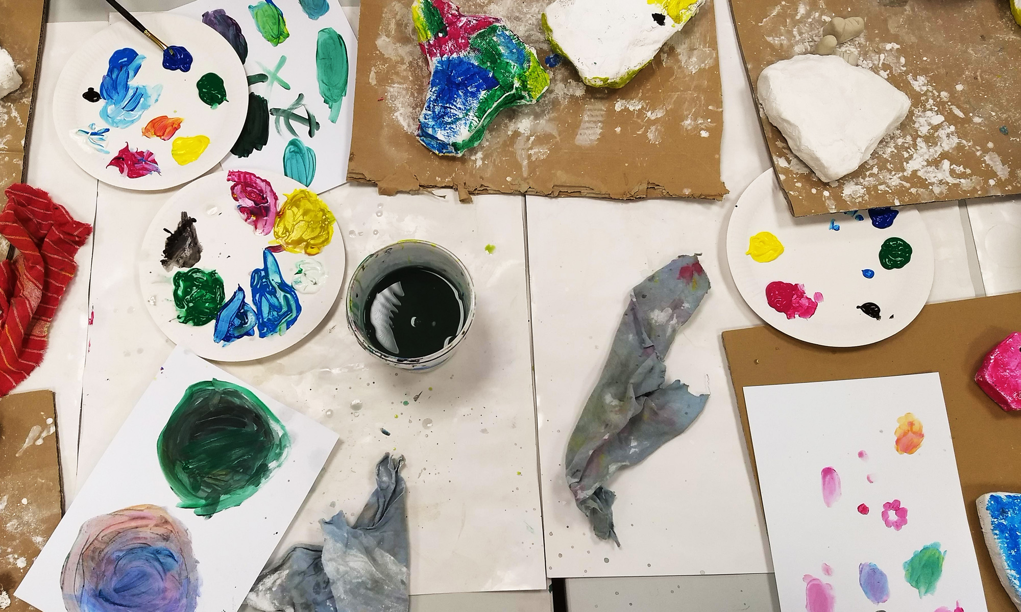 2022_Arbeitsplatz_Farben_Kunstprojekt