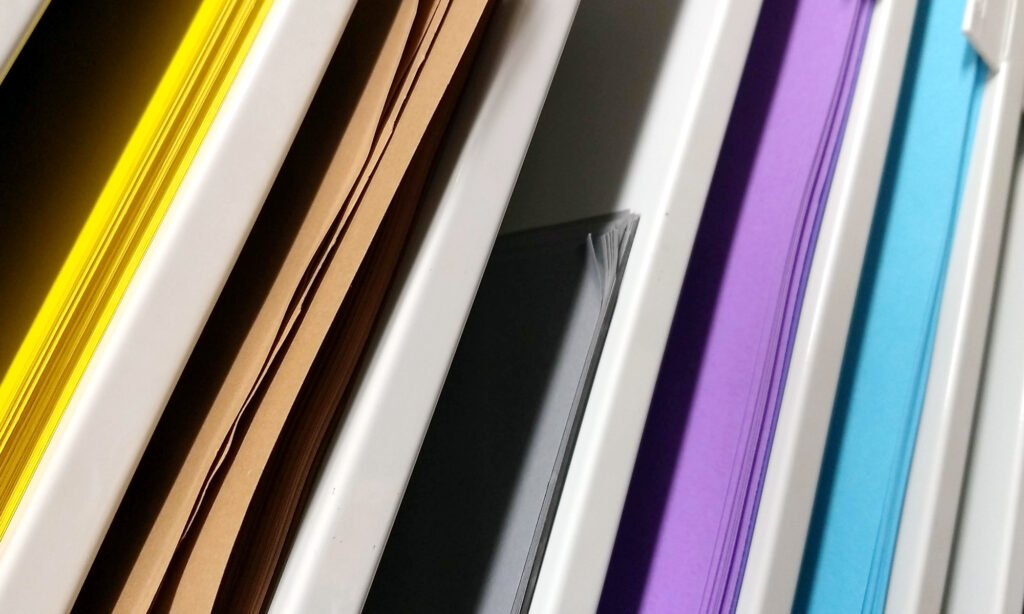 Tonpapier in großen Bögen