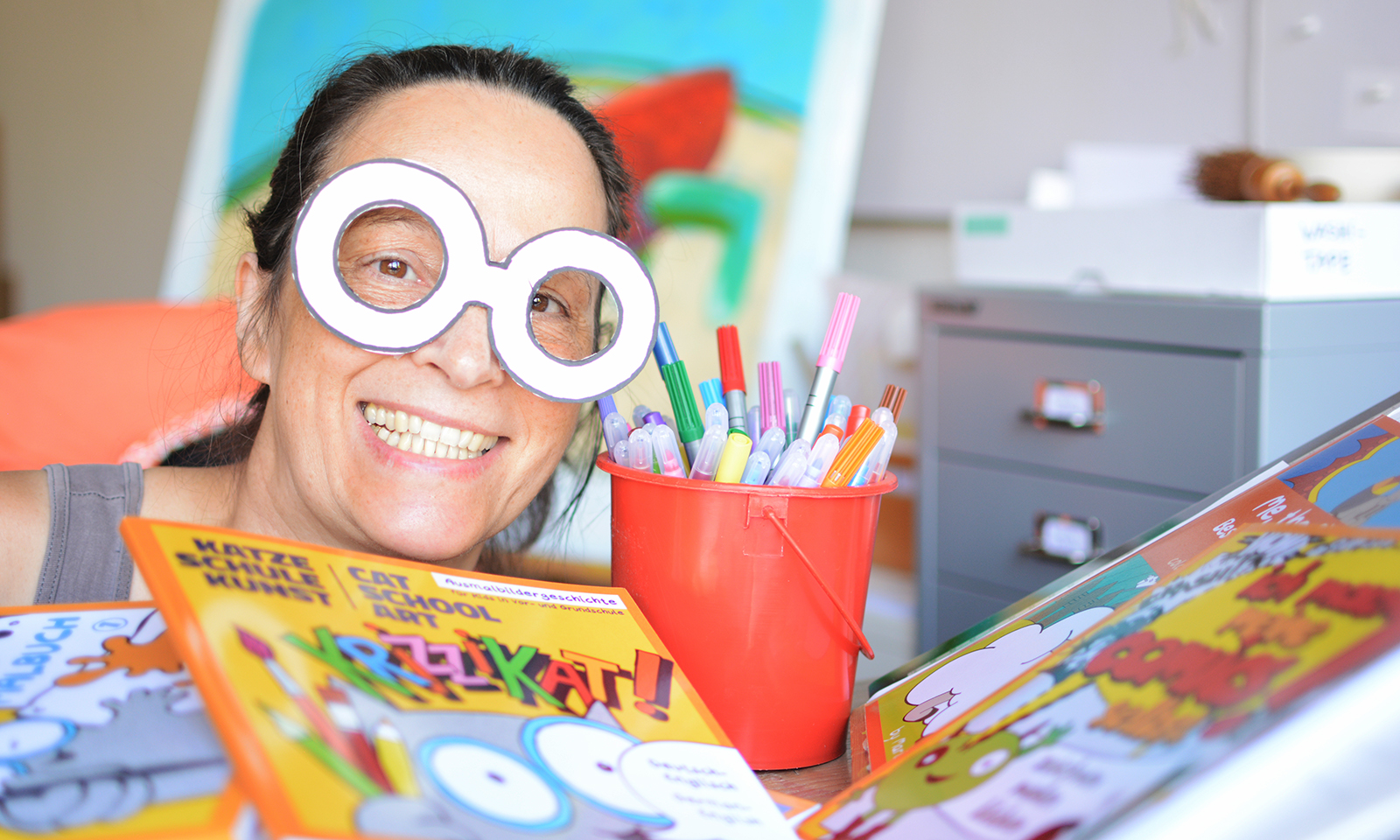 Maria Best mit Bastelsachen und Büchern