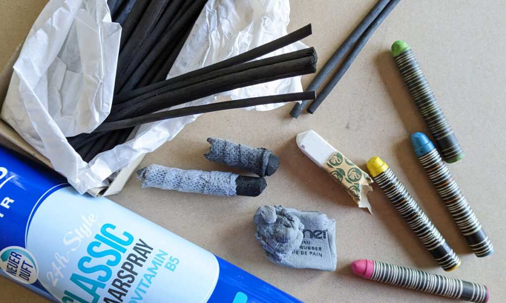 Material für die Monsterstunde: Zeichenkohle, Kreide, Haarspray, Knetgummi